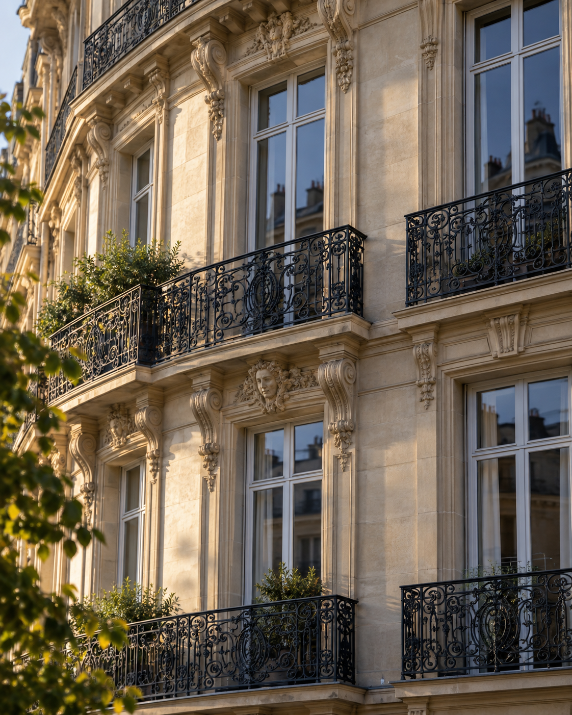 Détail d’un immeuble résidentiel avec balcons